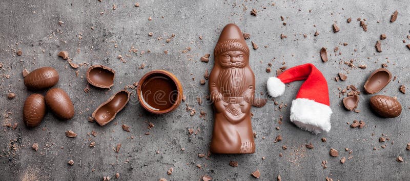 Chocolate y dulces deliciosos de la Navidad en fondo rústico imagenes de archivo