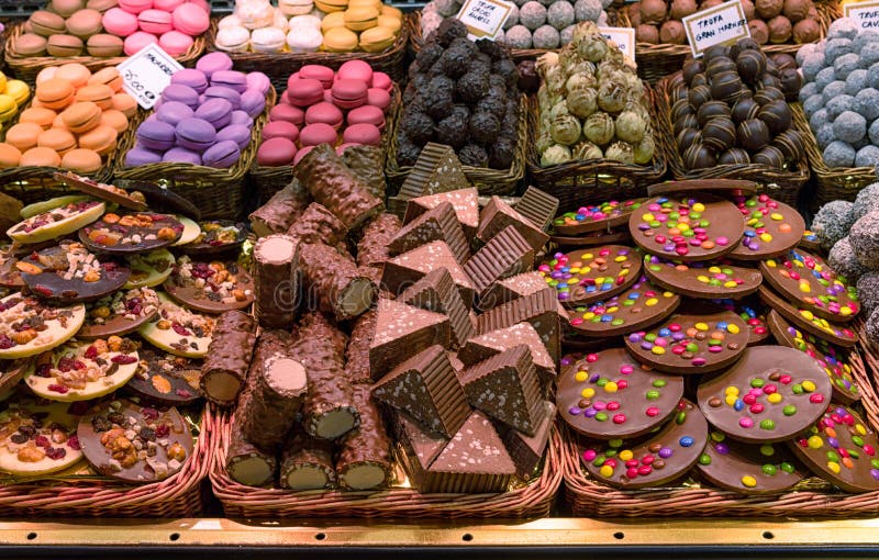 Chocolates e doces para a venda, mercado de Boqueria do La, Barcelona