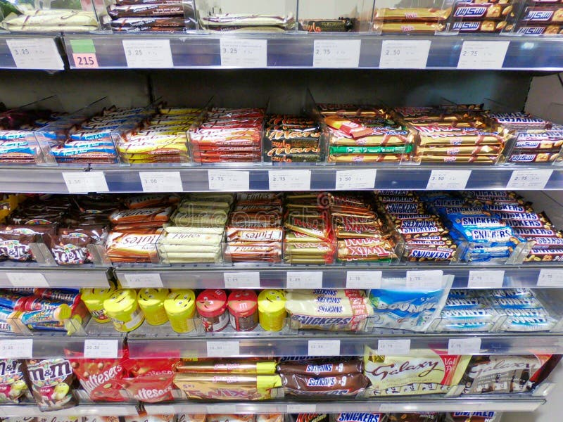 Chocolates para la exhibición en un supermercado imagenes de archivo Chocolates para la exhibición en un supermercado imagenes de archivo