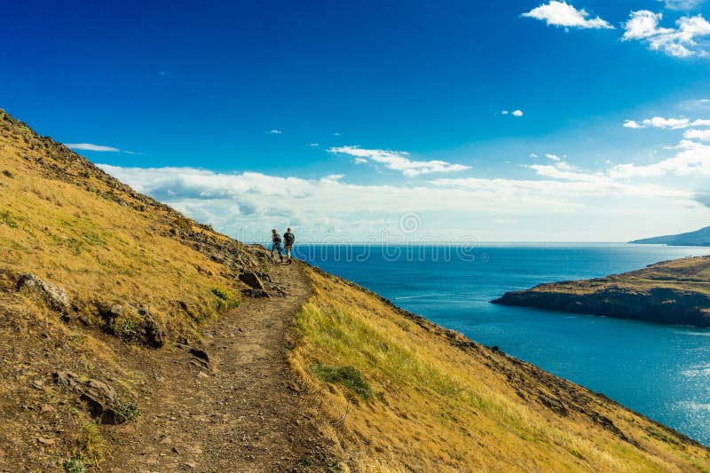 Chodz? cy na trekking? cie? ce przy Ponta De Sao Lourenco, madera zdjęcia stock
