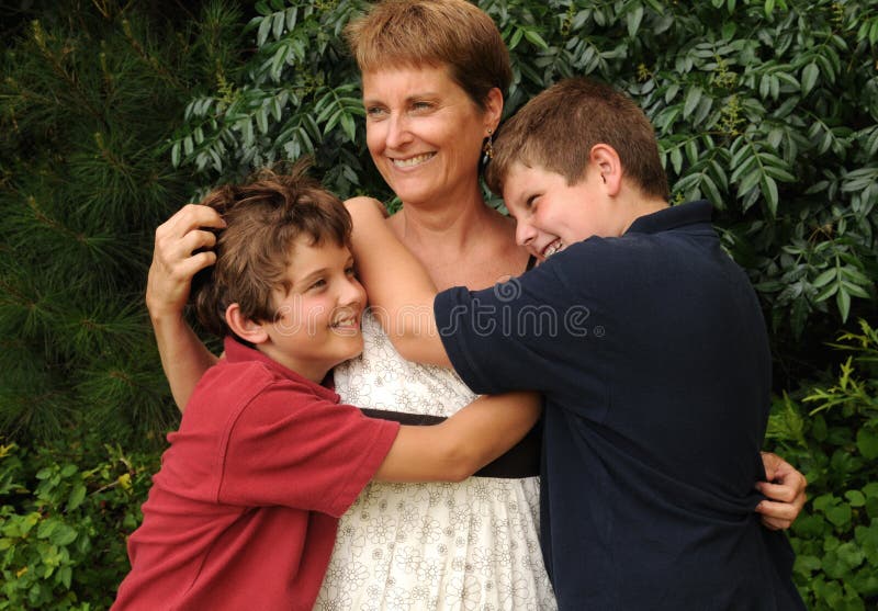 Вдвоем маму рассказ. Необычные отношения мамы и сына. Фотосессия мама и взрослый сын. Мать и два взрослых сына. Женщины лет с сыновьями.