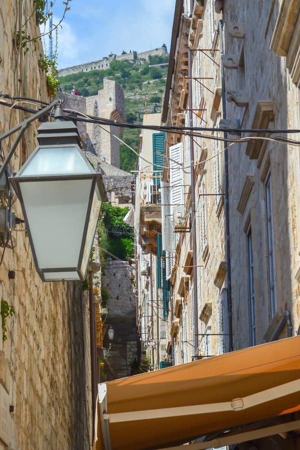 Chodzący na wąskich ulicach w grodzkim Dubrovnik, Chorwacja na Czerwcu 18, 2019 Niektóre epizody gra obraz royalty free Chodzący na wąskich ulicach w grodzkim Dubrovnik, Chorwacja na Czerwcu 18, 2019 Niektóre epizody gra obraz royalty free