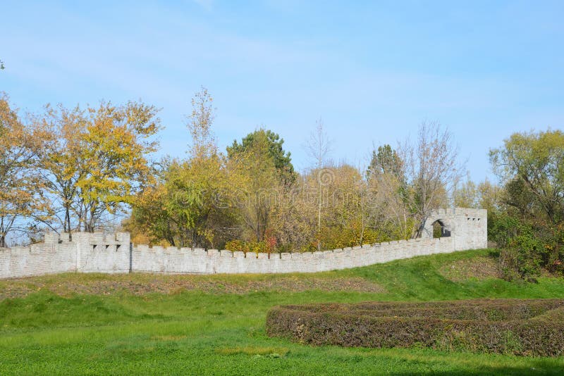 Chodzący ślad w postaci sekcji wielki mur Chiny na terytorium sanatorium «pracownik w Wudalianchi wewnątrz zdjęcie stock Chodzący ślad w postaci sekcji wielki mur Chiny na terytorium sanatorium «pracownik w Wudalianchi wewnątrz zdjęcie stock