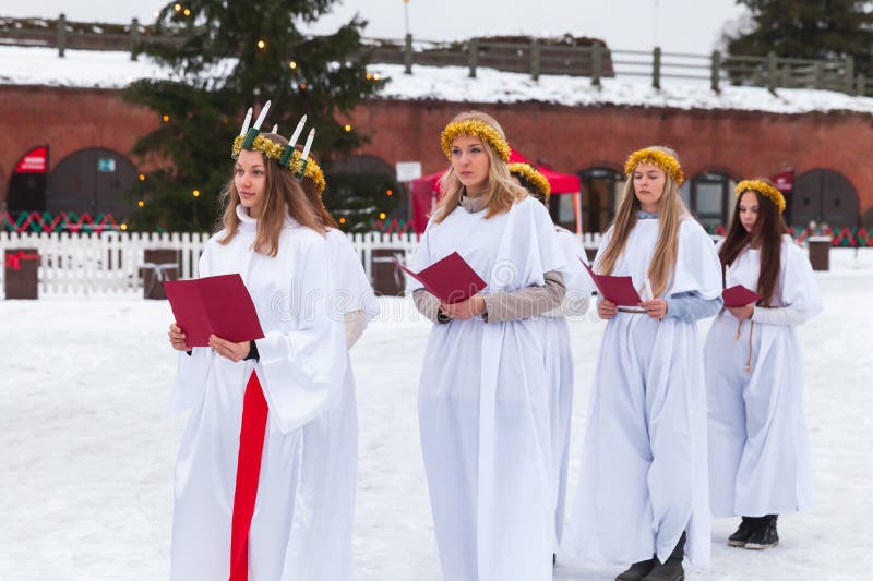 Choeur des filles finlandaises sur Noël juste photos libres de droits Choeur des filles finlandaises sur Noël juste photos libres de droits