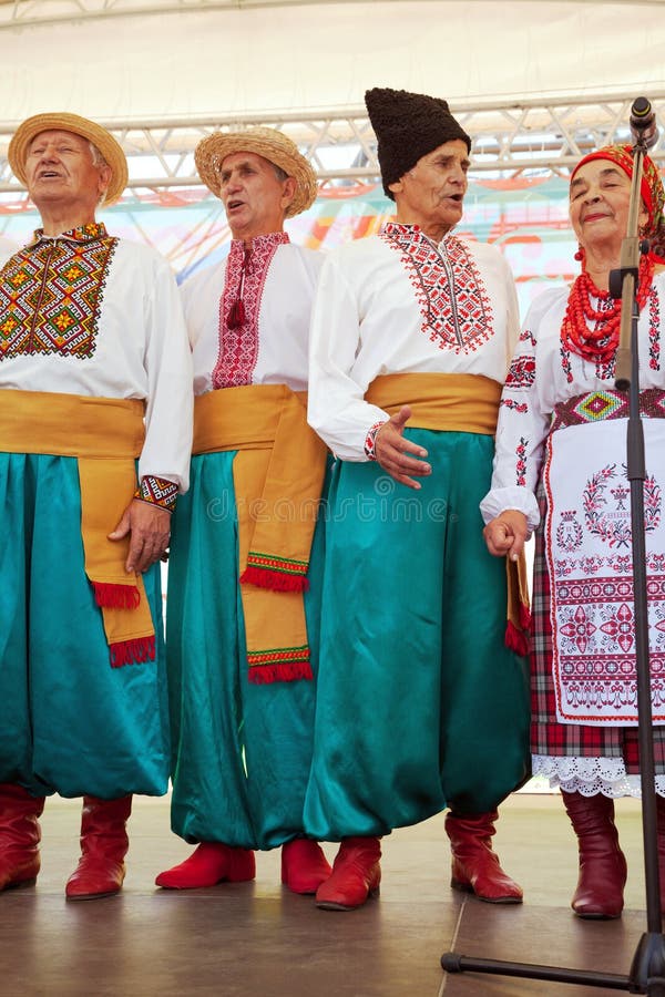 Choeur folklorique ukrainien exécutant à une étape image stock Choeur folklorique ukrainien exécutant à une étape image stock