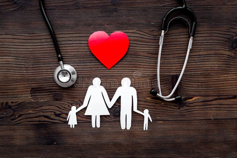 Choisissez l'assurance médicale maladie de famille Stéthoscope, coeur de papier et silhouette de famille sur la vue supérieure de photos libres de droits Choisissez l'assurance médicale maladie de famille Stéthoscope, coeur de papier et silhouette de famille sur la vue supérieure de photos libres de droits