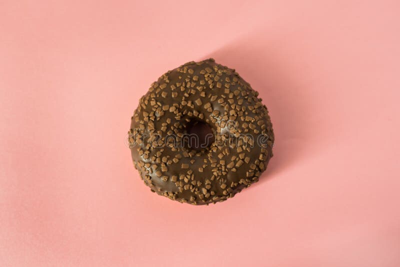 Choisissez le beignet vitré de chocolat sur le fond de pêche - le minimalisme, copient l'espace photos libres de droits Choisissez le beignet vitré de chocolat sur le fond de pêche - le minimalisme, copient l'espace photos libres de droits