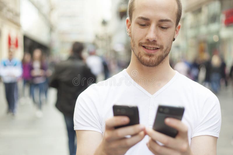 Choix de hawe d'hommes - quel téléphone portable est du beter ? photos libres de droits Choix de hawe d'hommes - quel téléphone portable est du beter ? photos libres de droits