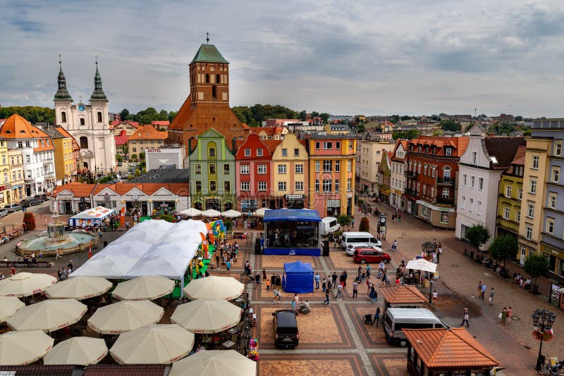 Chojnice, Pomorskie/Polônia agosto, 8, 2019: A cidade velha é uma cidade pequena na Europa Central Centro de uma cidade pequena d fotografia de stock royalty free Chojnice, Pomorskie/Polônia agosto, 8, 2019: A cidade velha é uma cidade pequena na Europa Central Centro de uma cidade pequena d fotografia de stock royalty free
