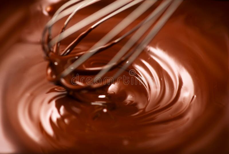 choklad Blandande smältt mörk choklad med en vifta Closeup av den vätskevirveln för varm choklad arkivbild choklad Blandande smältt mörk choklad med en vifta Closeup av den vätskevirveln för varm choklad arkivbild