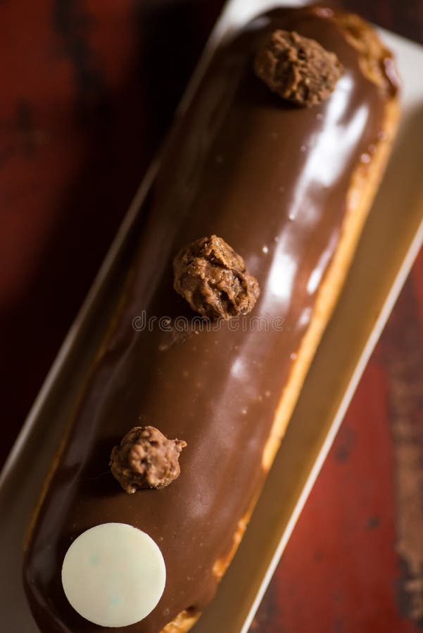 Choklad och mjölkar eclairen arkivbilder Choklad och mjölkar eclairen arkivbilder