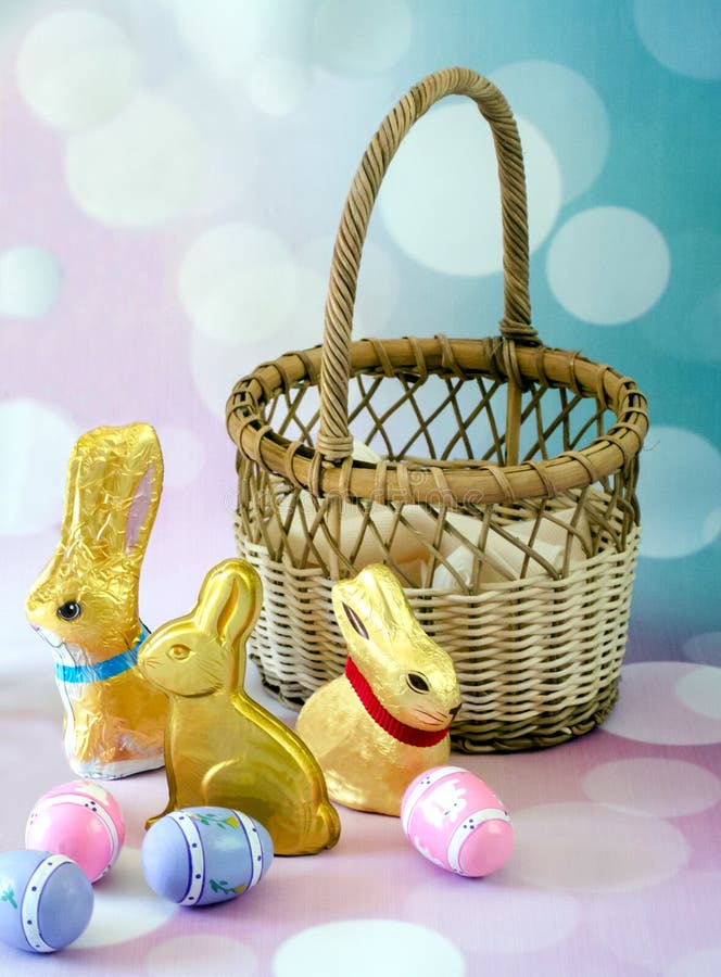 Choklad omkullkastade slågna in kaniner för easter royaltyfri foto Choklad omkullkastade slågna in kaniner för easter royaltyfri foto