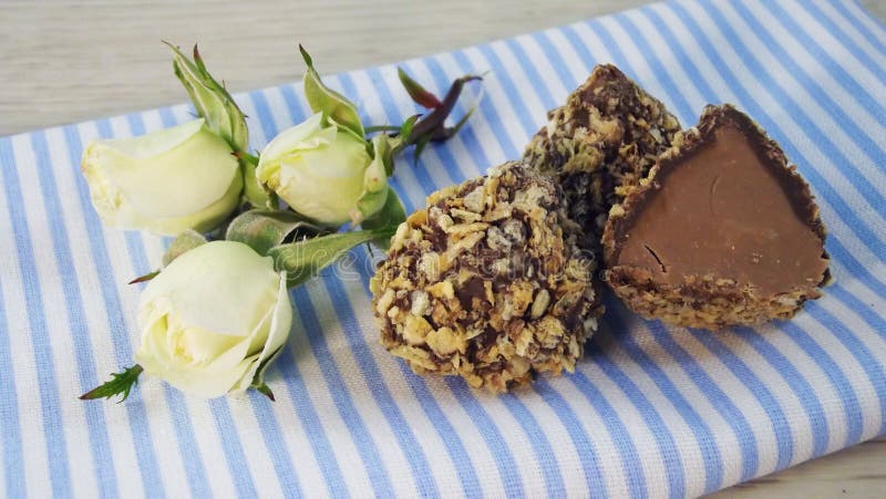 Choklader och vita rosor fotografering för bildbyråer Choklader och vita rosor fotografering för bildbyråer