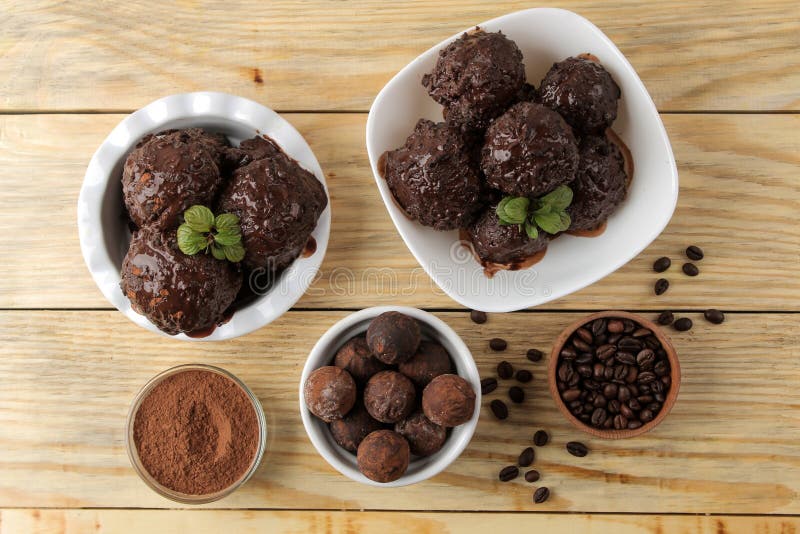 Chokladglass med vätskechoklad- och kakaopulver på en naturlig träbakgrund Top besk?dar royaltyfria bilder Chokladglass med vätskechoklad- och kakaopulver på en naturlig träbakgrund Top besk?dar royaltyfria bilder