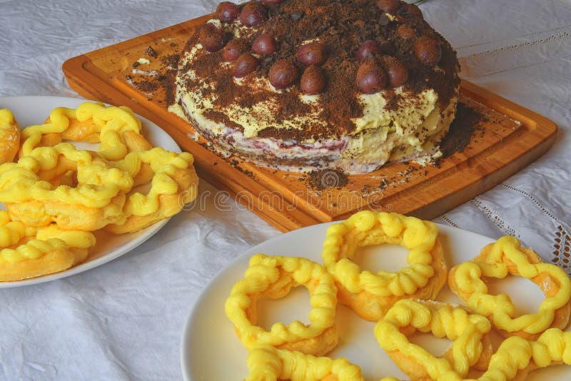 Chokladkaka med körsbär, grated choklad och piskad kräm Hemlagad kräm pusta på den festliga tabellen arkivbild Chokladkaka med körsbär, grated choklad och piskad kräm Hemlagad kräm pusta på den festliga tabellen arkivbild