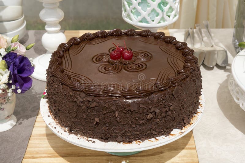 Chokladkaka med sommarb?r P? tabellen royaltyfri bild Chokladkaka med sommarb?r P? tabellen royaltyfri bild