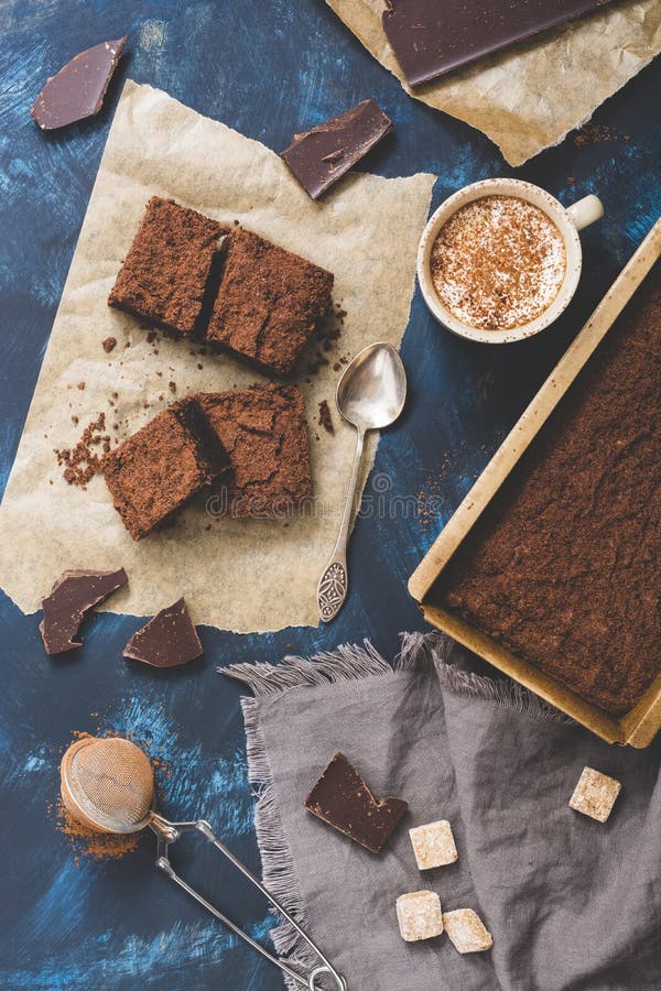 Chokladkakan, skivor av choklad, kaffe med marshmallower, servett, slösar nedfläckad bakgrund ovanför sikt royaltyfri bild Chokladkakan, skivor av choklad, kaffe med marshmallower, servett, slösar nedfläckad bakgrund ovanför sikt royaltyfri bild