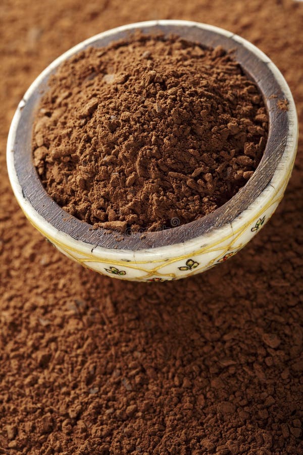 chokladkakaon pieces litet pulver arkivfoton chokladkakaon pieces litet pulver arkivfoton