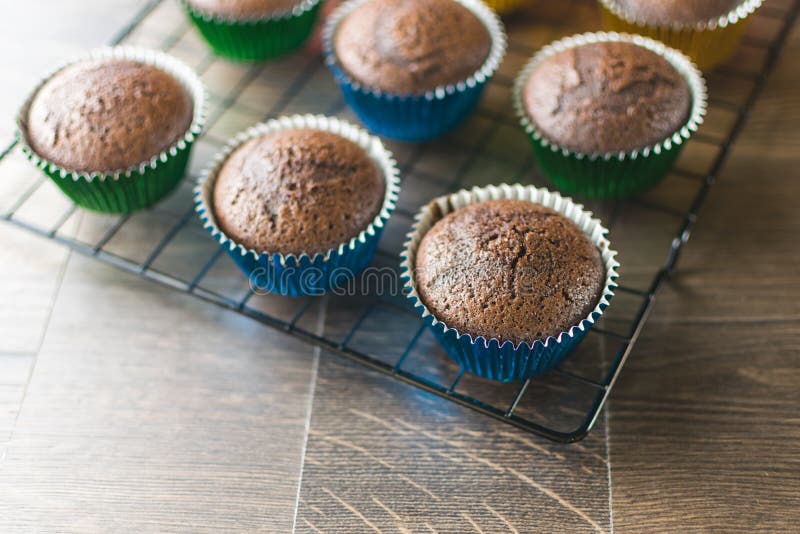 Chokladmuffin i färgrika omkullkastade omslag arkivbilder Chokladmuffin i färgrika omkullkastade omslag arkivbilder