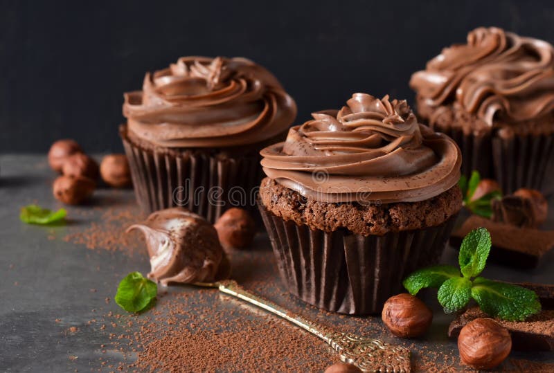 Chokladmuffin med jordnötdeg royaltyfria foton