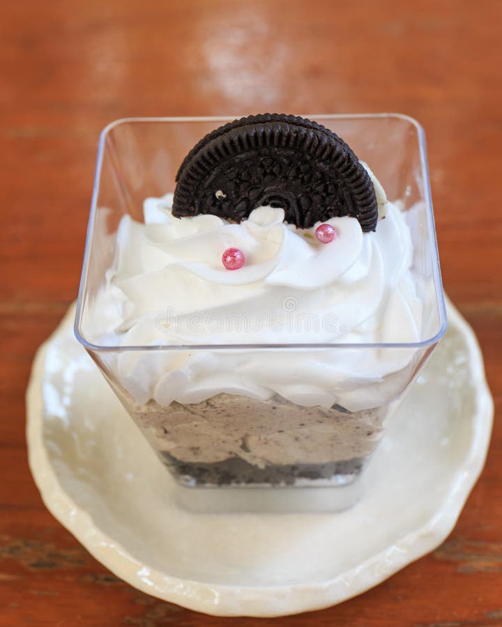Chokladparfaiten varvade efterrätten med kakor och mousse arkivbilder Chokladparfaiten varvade efterrätten med kakor och mousse arkivbilder