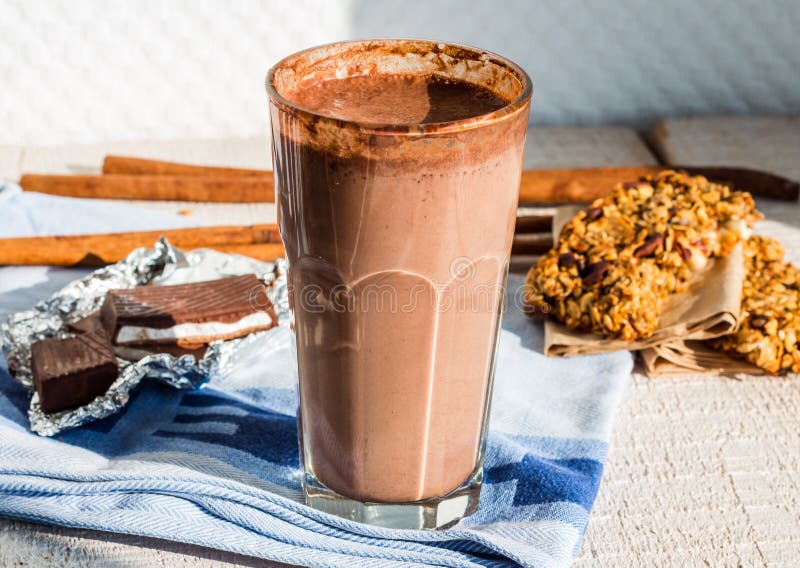 Chokladsmoothien med bananen och havremjölet med mjölkar, frukosterar arkivfoto Chokladsmoothien med bananen och havremjölet med mjölkar, frukosterar arkivfoto