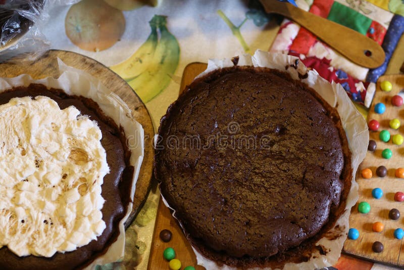 Masa pastel en cocinando ensayo relleno a vistoso dulces.