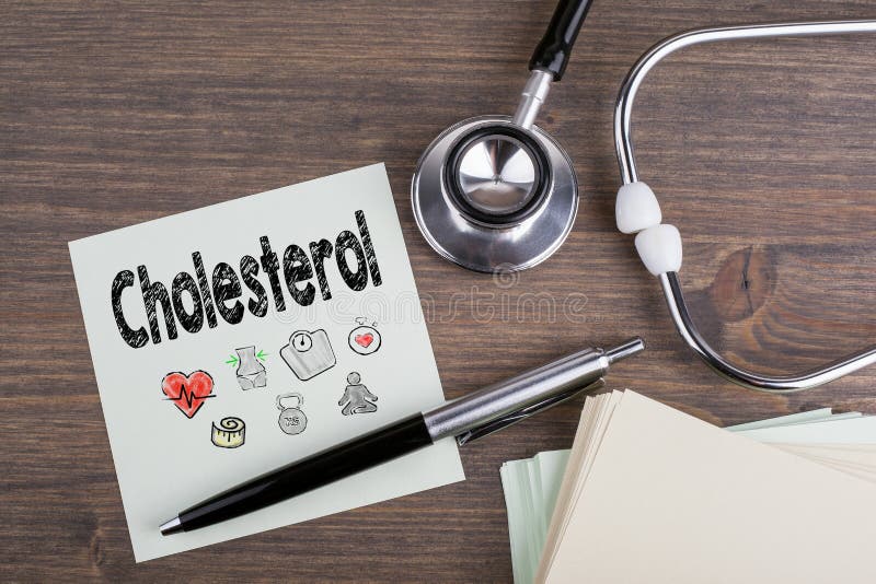 Cholesterol, miejsce pracy lekarka Stetoskop na drewnianym biurka tle zdjęcia royalty free