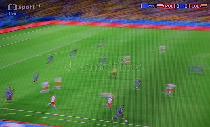 Chomutov, repubblica Ceca - 24 giugno 2018: partita di calcio Polonia contro Colombia sul campionato del mondo in Russia sullo sp fotografia stock Chomutov, repubblica Ceca - 24 giugno 2018: partita di calcio Polonia contro Colombia sul campionato del mondo in Russia sullo sp fotografia stock
