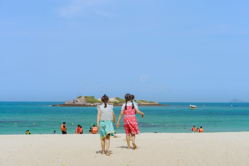 CHON BURI THAILAND - APRIL 19 : Unidentified tourists relax and swim at the beach of Samae San islands Koh Samae San on April royalty free stock photos CHON BURI THAILAND - APRIL 19 : Unidentified tourists relax and swim at the beach of Samae San islands Koh Samae San on April royalty free stock photos