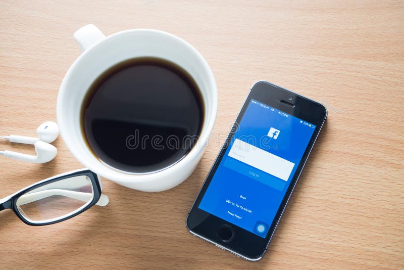 CHONBURI-, November 18: Wood tabell med kaffekoppen och facebook arkivbilder CHONBURI-, November 18: Wood tabell med kaffekoppen och facebook arkivbilder