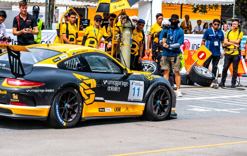 CHONBURI, TAILÂNDIA 14 DE JULHO DE 2018: Corridas de carros número 11 na pista em Bangsaen Grand Prix 2018 perto da praia de Bang imagem de stock royalty free CHONBURI, TAILÂNDIA 14 DE JULHO DE 2018: Corridas de carros número 11 na pista em Bangsaen Grand Prix 2018 perto da praia de Bang imagem de stock royalty free