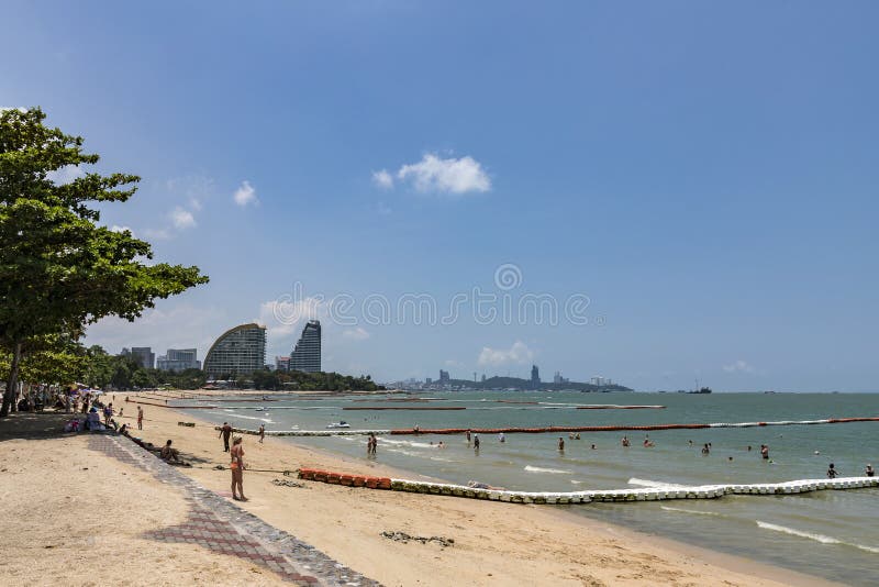 Chonburi Thailand - 20. April 2018: Viele Touristen schwimmen an Pattaya-Strand stockbilder Chonburi Thailand - 20. April 2018: Viele Touristen schwimmen an Pattaya-Strand stockbilder