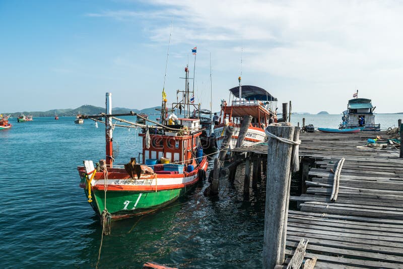 Chonburi, Ταϊλάνδη - 1 Ιανουαρίου 2018: Άποψη του παλαιού ξύλινου λιμενοβραχίονα με το σχοινί και την αλιεία boatsat του παλαιού στοκ φωτογραφία Chonburi, Ταϊλάνδη - 1 Ιανουαρίου 2018: Άποψη του παλαιού ξύλινου λιμενοβραχίονα με το σχοινί και την αλιεία boatsat του παλαιού στοκ φωτογραφία