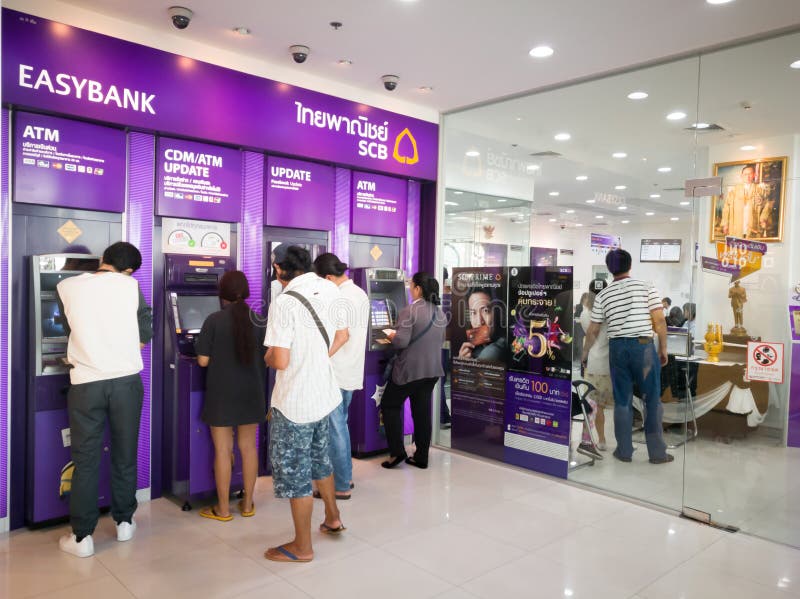Chonburi, Таиланд, июль 2017: люди стоя в очереди для использования ATMs стоковые фотографии rf