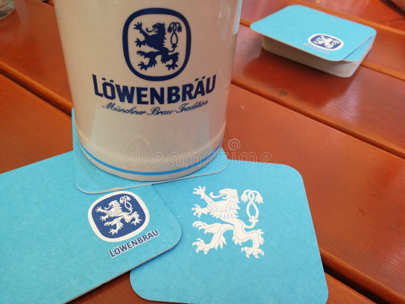 Chope en grès de bière de Lowenbrau photo libre de droits Chope en grès de bière de Lowenbrau photo libre de droits