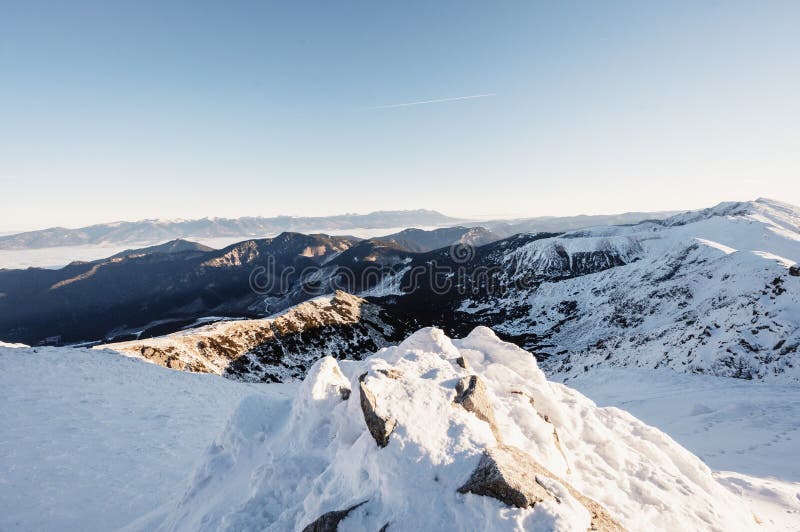Chopok v národním parku Nízké Tatry s horskou chatou a v zimě stanicí lanovky lyžařského střediska Jasná. Region Liptov. Demenovská wa