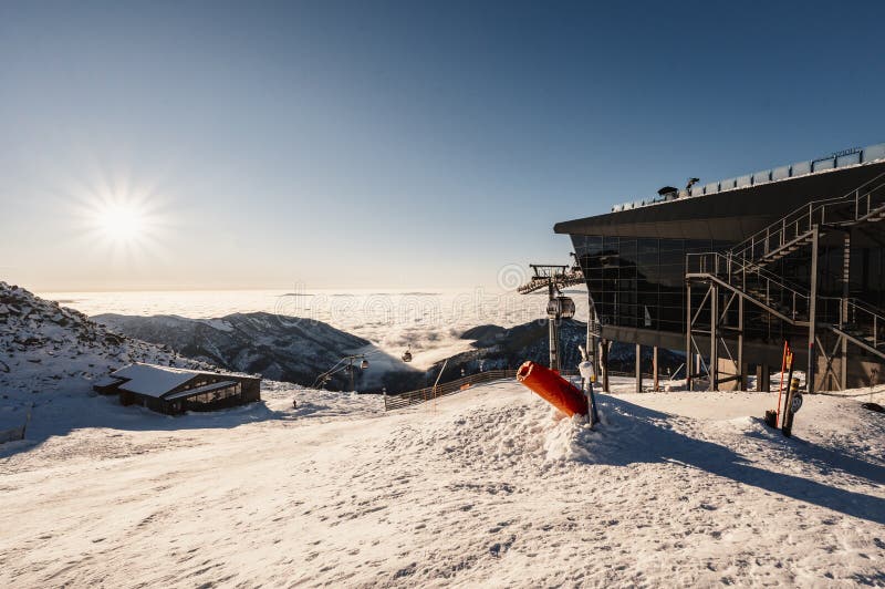 Chopok v národnom parku Nízke Tatry s horskou chatou a v zime stanicou lanovky lyžiarskeho strediska Jasná. Región Liptov. Demenovská wa