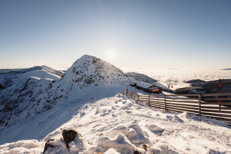 Chopok v národním parku Nízké Tatry s horskou chatou a v zimě stanicí lanovky lyžařského střediska Jasná. Region Liptov. Demenovská wa