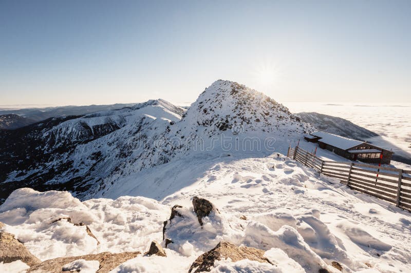 Chopok v národnom parku Nízke Tatry s horskou chatou a v zime stanicou lanovky lyžiarskeho strediska Jasná. Región Liptov. Demenovská wa