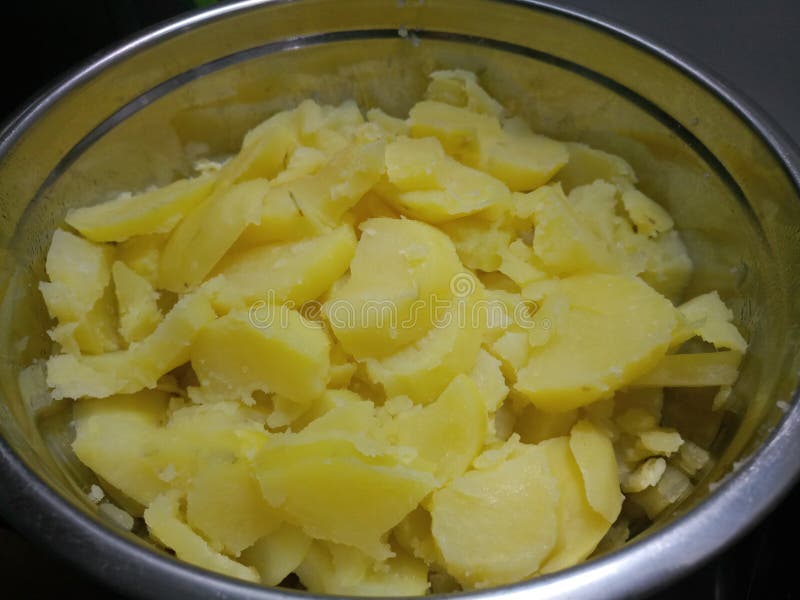 Chopped kochte Kartoffeln in einer silbernen Schüssel stockfotos Chopped kochte Kartoffeln in einer silbernen Schüssel stockfotos