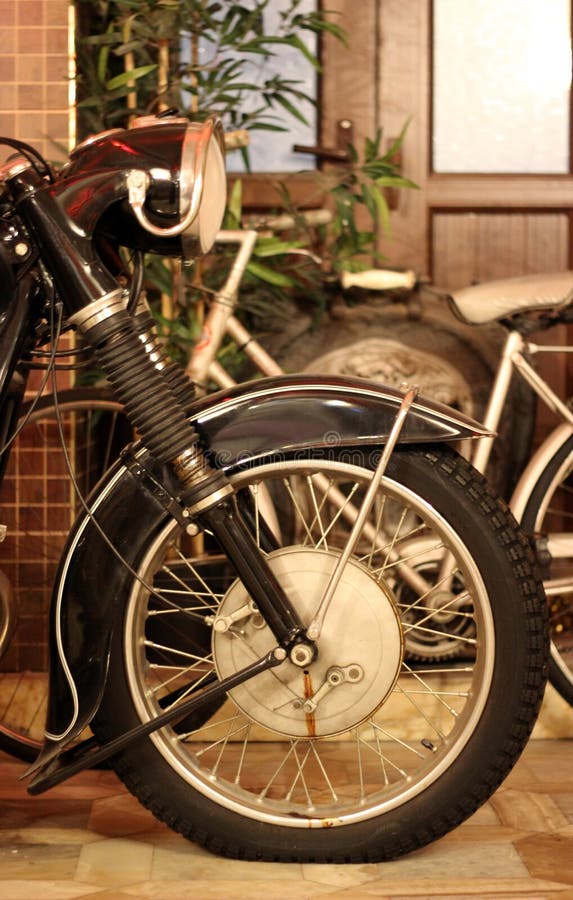 Chopper Side View antique, vieux pneu, lampe principale, suspension photos libres de droits Chopper Side View antique, vieux pneu, lampe principale, suspension photos libres de droits