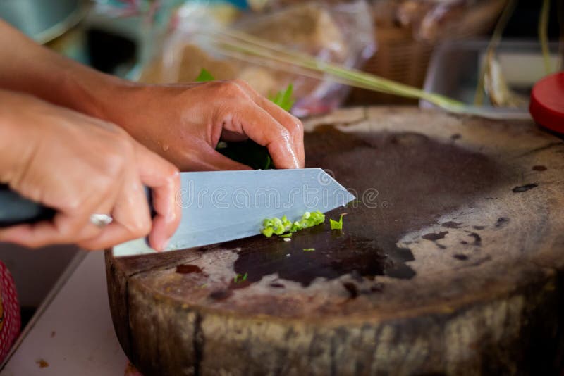 https://thumbs.dreamstime.com/b/chopping-thai-spring-onion-traditional-way-preparing-vegetable-slices-using-chopper-knife-picture-making-traditional-cuisine-93154516.jpg