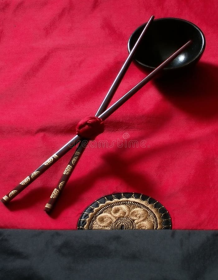 Chopsticks na bacia preta fotografia de stock Chopsticks na bacia preta fotografia de stock