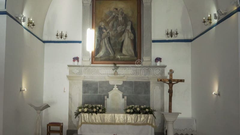 CHORA, MYKONOS, GRÈCE SEPTEMBRE, 13,2016 : étroitement de l'intérieur d'une église catholique sur des mykonos image libre de droits CHORA, MYKONOS, GRÈCE SEPTEMBRE, 13,2016 : étroitement de l'intérieur d'une église catholique sur des mykonos image libre de droits