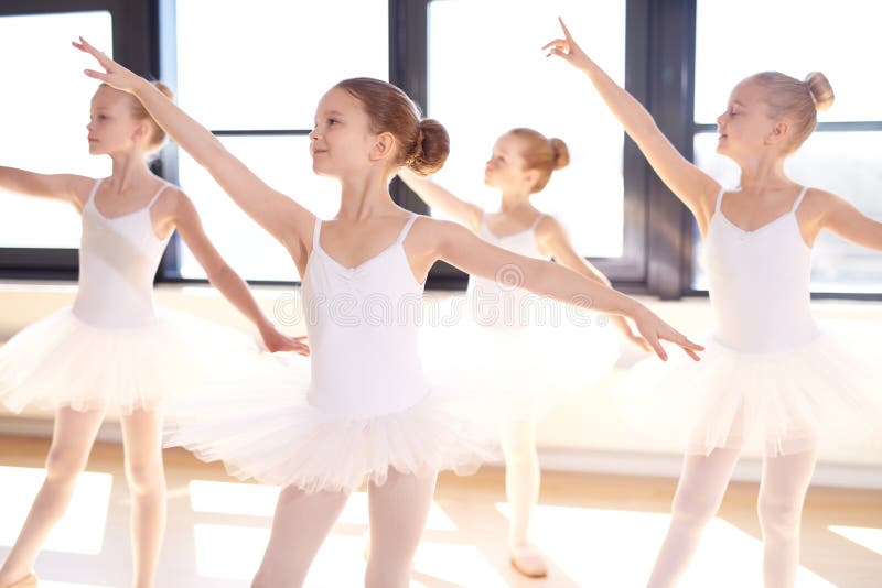 Choreografierter Tanz durch Ballerinen Gruppenjunge stockfotografie Choreografierter Tanz durch Ballerinen Gruppenjunge stockfotografie
