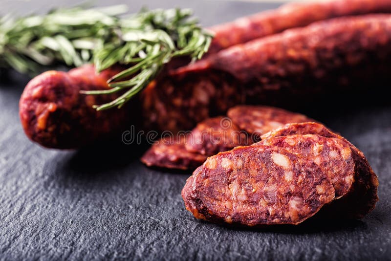 Chorizo della salsiccia Salsiccia tradizionale spagnola del chorizo, con le erbe, l'aglio, il pepe ed i peperoncini freschi Cucin fotografia stock libera da diritti Chorizo della salsiccia Salsiccia tradizionale spagnola del chorizo, con le erbe, l'aglio, il pepe ed i peperoncini freschi Cucin fotografia stock libera da diritti