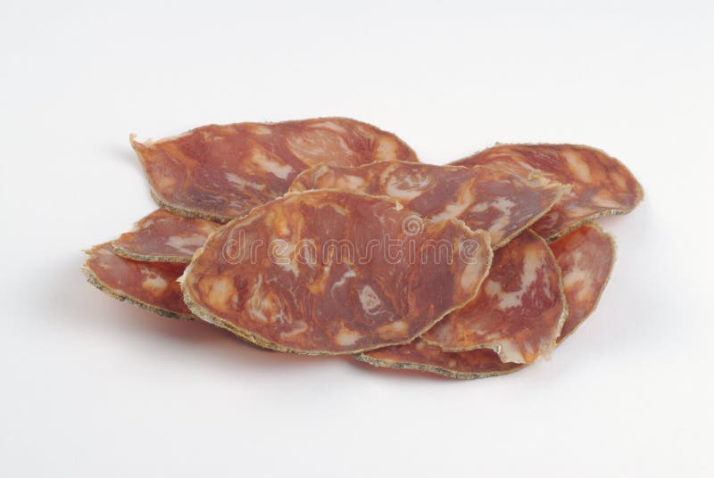 Chorizo ibérico en el fondo blanco imagen de archivo libre de regalías Chorizo ibérico en el fondo blanco imagen de archivo libre de regalías