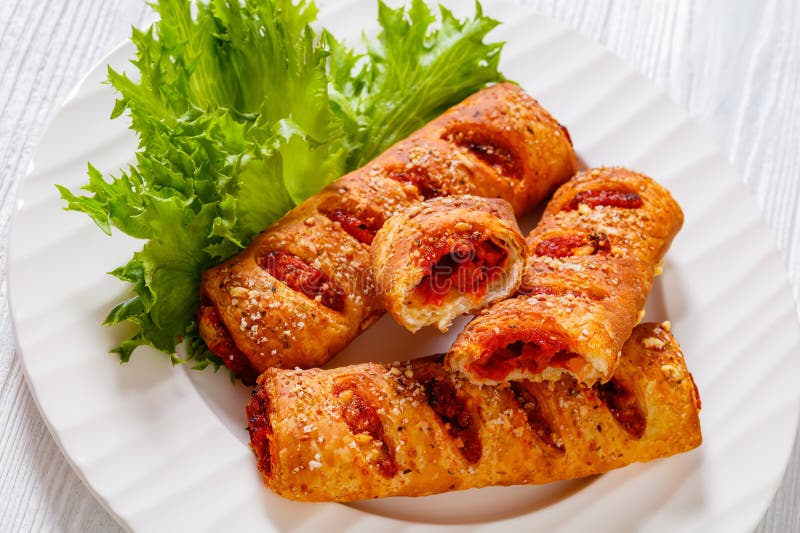 Chorizo και σηαντικά ρολά ζύμης τομάτας στοκ εικόνες με δικαίωμα ελεύθερης χρήσης