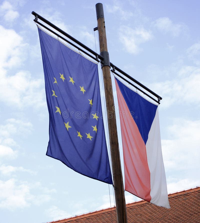 Chorągwiany falowanie w wiatrze przeciw niebieskiemu niebu, czeskiemu, unia europejska obrazy stock Chorągwiany falowanie w wiatrze przeciw niebieskiemu niebu, czeskiemu, unia europejska obrazy stock